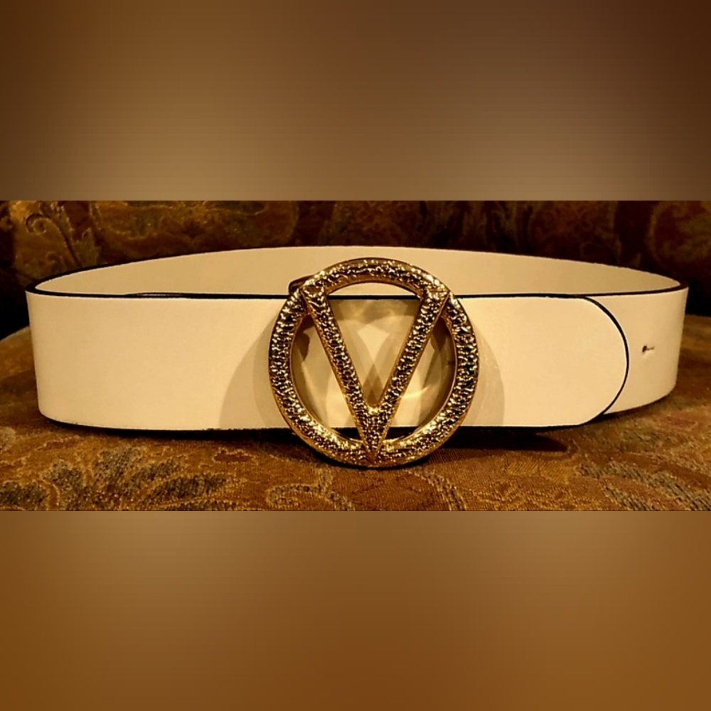 💕LIKE NEW💕 Valentino Belt Gold Hammered V Logo